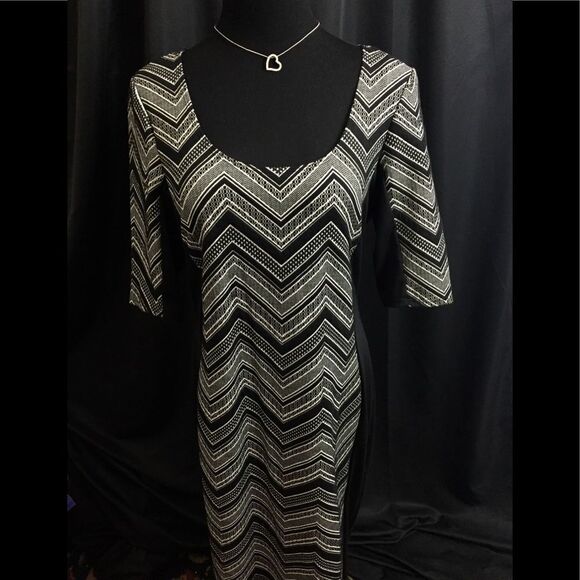 Beautiful flattering dress by Olivia Matthews - Picture 1 of 3